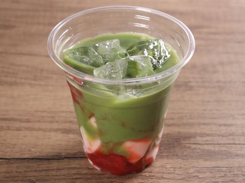 ごろっと果実の「いちご抹茶杏仁ラテ」